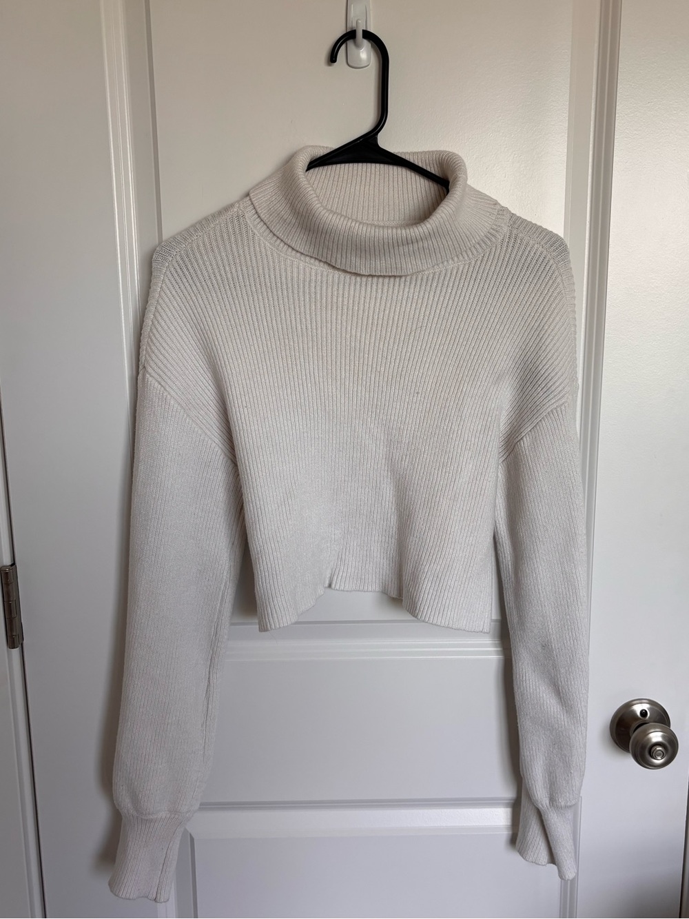 Mi Amore White Ribbed Crop Turtleneck